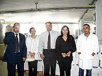 ジュネイディの牛乳工場で記念写真