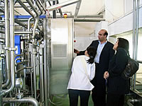 ジブリニ工場で説明を聞く