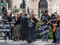 ”Women in Black”の黙祷