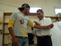 ラムジー先生、止血方法を実演