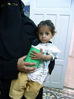 淋しげな表情のアイシャちゃん(1歳半)