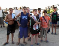 泳ぎ終わって帰る途中の子ども達