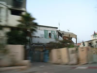 燃えて崩れかかった治安部隊拠点