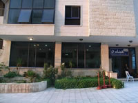 ハナディ・タワーの入り口は花壇もきれい