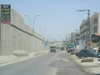 道のセンターライン上を走る壁