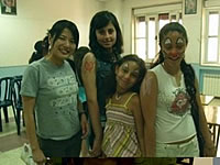 フェイス・ペインティングで変身した子どもたちと