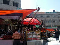 通りの露店は人で賑わう