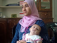 お母さんに抱かれるリームちゃん