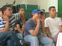 嬉しそうに講習に聞き入る子どもたち