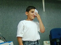 右目の視力を測る。「開いているのは…上！」