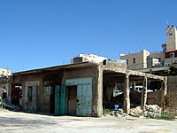 かつての卸売市場。後方には入植地が立つ