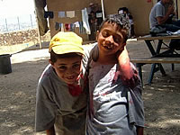 血でもなく食べこぼしでもなく、絵の具で真っ赤