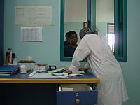 クリニックの薬局に来る患者達