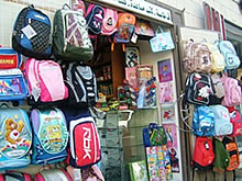 新年度に向けて、店の軒先に並ぶ新しいバックパック