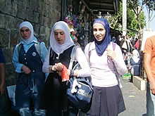 学校が終わり、家路を急ぐ女の子たち