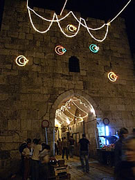 旧市街ヘロデ門の新月と星のネオン