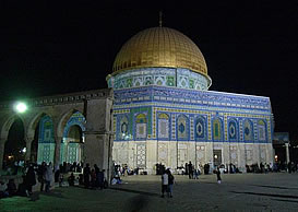  夜の岩のドーム