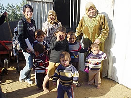 「毎日しっかりご飯を食べさせてあげたい」というお母さんと、元気いっぱいの子どもたち