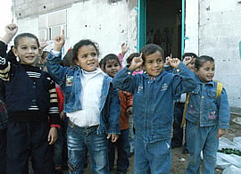 「野菜を植えたい人？」「ハーイ！」