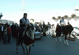 総大司教を護衛する騎馬警官