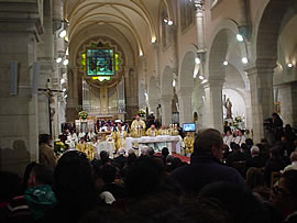生誕教会での厳かなクリスマス・ミサ