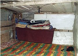 ビニールシートにゴザを敷いただけの寝室