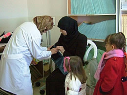 子どもと一緒に定期的に診療を受けに来るお母さん 