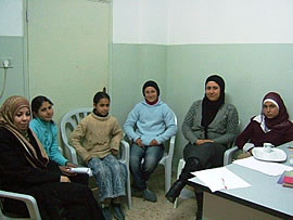 サナーさん（右から2人目）と女の子たち 