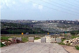 入植者用道路（奥）のために塞がれた村の入り口