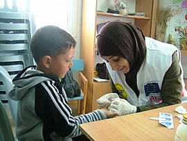 ヘモグロビン検査のため指先から採血