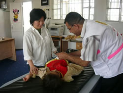 ラムジー医師を手伝う藤屋看護師