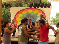 宗教を超えて踊る参加者達