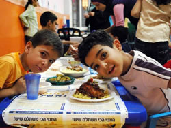 子どもたちも大興奮！ゆっくり食べてね、なんて聞こえない？