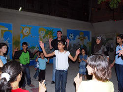 イフタールの後、更に元気な子どもたちはゲームで盛り上がっていました