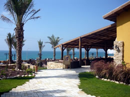 海に面したレストランと広い庭