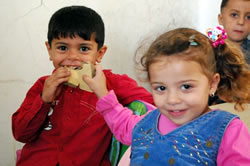 新しくなって中身もおいしくなった？ビスケットに喜ぶ子どもたち