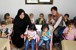 子どもたち、園長先生と一緒に