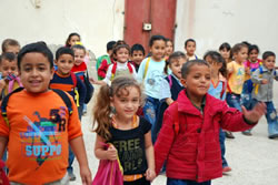 新しい屋外スペースで端から逆側まで走って遊ぶ子どもたち