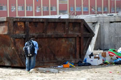 ゴミのコンテナから物を拾う子どもは、ガザ市内でも見かける