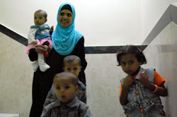 貧血症と栄養失調の治療に来ている子どもとお母さん。兄弟も一緒に。「センターに来る時には子どもたちにおしゃれをさせているの」と笑顔