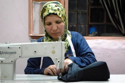 縫製担当のイムアムジャットさん。肩にかけたメジャーも“プロ”っぽい