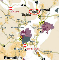 赤く囲ったのがヤブルード村。紫色の部分が入植地、×印はロードブロック（障害）。ラマッラーからは、西にある村々を抜けてこなければならない