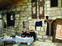 古い建物を改造した会場は雰囲気があります。ディスプレーにも力が入りました