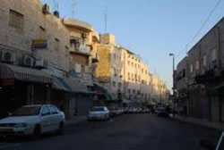 東エルサレムの“目抜き通り”も全て閉まっている。人通りもなく閑散としている