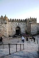 いつもは沢山の露店と買い物客などで活気があるダマスカス門も、無言の抵抗