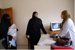 栄養性のカウンセリングを受ける母親