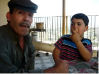 ミシュミシュを頬張るおじさんと息子