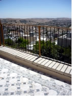 床のタイルは伝統ある家の証。眺めの良いテラスの下にはミシュミシュの木