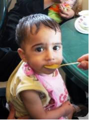 小さな口で、少しずつ、頑張って完食！