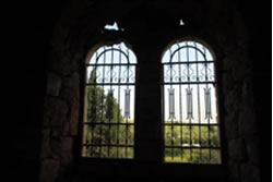 古い建物の内側から見る光景は、きっと62年前と同じくらいのどか